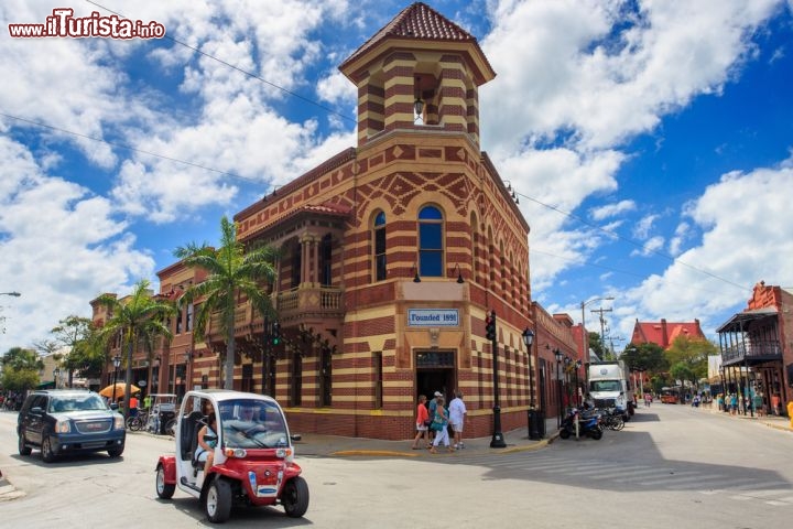 Immagine Antico palazzo a Key West, Florida - L'insediamento originale di Key West si trova nella parte occidentale dell'isola che viene chiamata Città Vecchia e comprende il Key West Historic District. Molte delle strutture che si trovano in Mallory Square e Duval Street risalgono agli anni fra il 1886 e il 1912. Caratteristica principale delle abitazioni è la costruzione in legno a uno o due piani. In questa immagine è ritratto uno degli antichi palazzi della città © Gil.K / Shutterstock.com