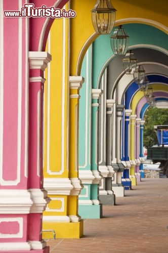 Immagine Archi colorati nella città di Georgetown, il centro abitato più importante di  Penang, l'isola della Malesia - © Mark Hall / Shutterstock.com