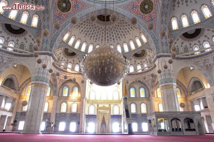 Immagine Architettura ottomana nella grande Moschea di Ankara, la Kocatepe Mosque  della Turchia - © Orhan Cam / Shutterstock.com