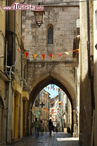 Immagine Arco nel centro storico di Apt in Francia, una delle loclaità più belle della Provenza - © newphotoservice / Shutterstock.com