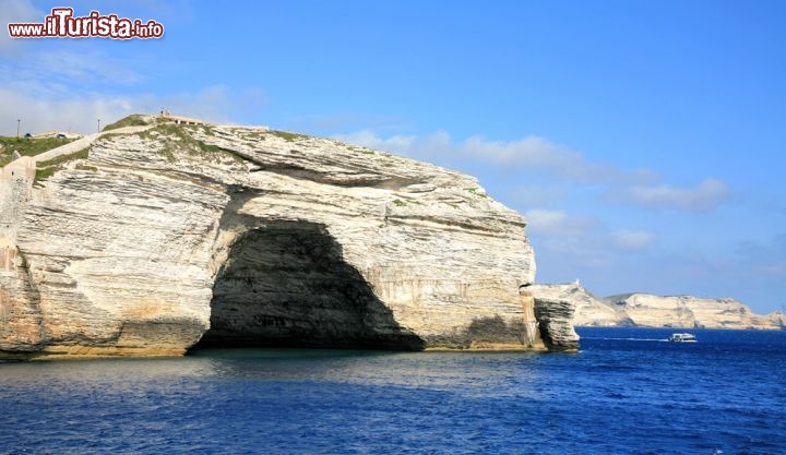Immagine Presso Bonifacio, nella Corsica del Sud, una grotta naturale lungo la costa rocciosa - © LeniKovaleva / Shutterstock.com