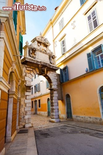 Immagine Arco storico nel centro di Rovigno, la bella cittadina dell'Istria, in Croazia - © motorolka / Shutterstock.com