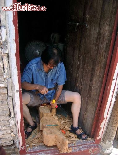 Immagine Artigiano del legno al lavoro a  Zhouzhuang in Cina