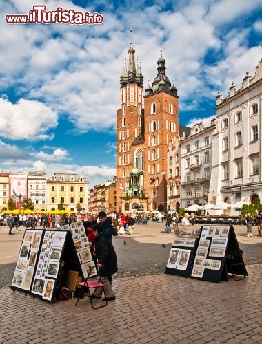 Immagine Artisti di strada mostrano le proprie opere pittoriche nella grande Piazza del Mercato di Cracovia,  in  Polonia - © Deymos / Shutterstock.com