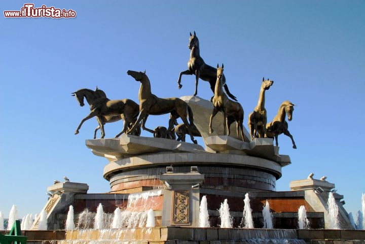Immagine Ashgabad,  Turkmenistan il monumento ai cavalli  - Foto di Giulio Badini / I Viaggi di Maurizio Levi