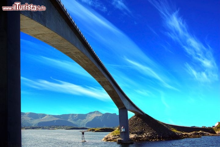 Immagine Atlanterhavsvegen, la strada atlantica di Molde in Norvegia - La Strada Atlantica è un tratto di 8 chilometri compreso fra le città di Kristiansund e di Molde, i due centri principali della contea di More og Romsdal nella Norvegia dei fiordi. Eletta come costruzione norvegese del secolo nel 2005, la Atlanterhavsvegen serpeggia lungo bassi ponti che spuntano fuori dal mare collegando le isole tra Molde e Kristiansund nei fiordi occidentali. La si percorre in auto in soli 30 minuti attraversando il tunnel dell'Oceano Atlantico. E' stata anche insignita del titolo di strada turistica nazionale grazie ai ponti e alla caratteristica costa che attraversa © Igor Plotnikov / Shutterstock.com