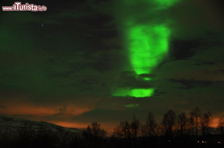 Immagine L'Aurora Boreale muta forme ed aspetto in cielo: in questa immagine sembra disegnare una faccia sulla volta celeste. Siamo nei dintorni di Tromso, in Norvegia