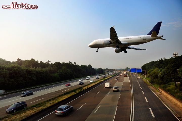 Immagine Francoforte, Germania: scorrendo lungo l'autostrada non è raro avvistare un aereo in decollo dall'aeroporto della città, che è il più grande del paese e l'undicesimo nel mondo per quantità di passeggeri e merci trasportati ogni anno. La meta è servita anche dalla compagnia italiana Air Dolomiti  - © ER_09 / Shutterstock.com