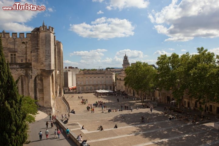 Immagine Avignone veduta aerea della piazza antistante al Palazzo dei Papi, ad Avignone in Provenza - Avignon Tourisme, Copyrights Yann de Fareins / Noir d’Ivoire