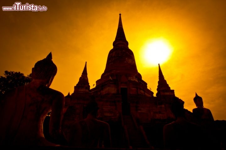 Immagine Ayutthaya, Thailandia: le stupe a fianco dei templi buddisti poco prima del tramonto - © apiguide / Shutterstock.com