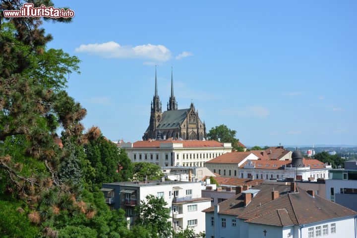 Immagine La cattedrale dei Santi Pietro e Paolo a Brno, Repubblica Ceca. Realizzata in stile neogotico ma successivamente rimaneggiata, questa chiesa nasconde al suo interno arredi barocchi e sculture di pregio fra cui quelle dei Santi Metodio e Cirillo.