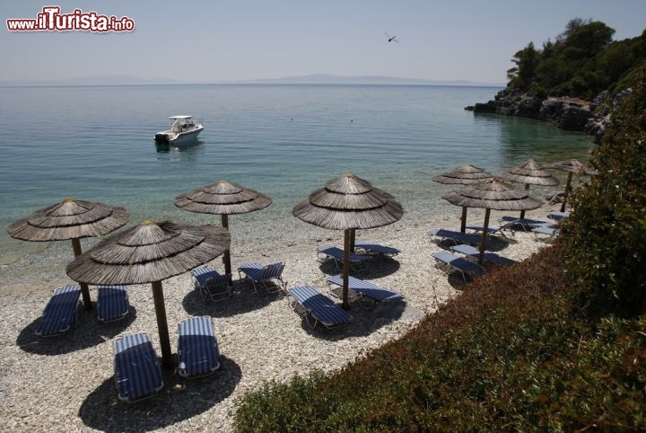 Immagine Bagno attrezzato in una spiaggia con ciottoli a Skopelos in Grecia - © Anton Chalakov / Shutterstock.com