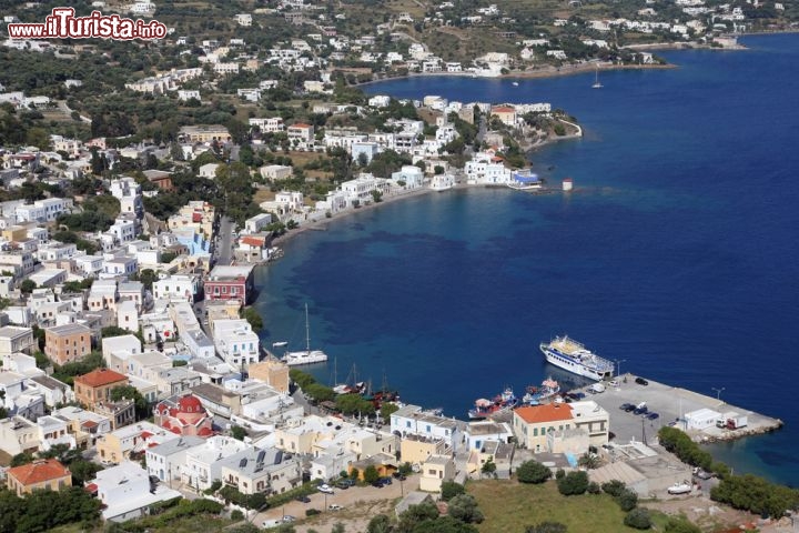 Immagine Vista panoramica di Agia Marina, Dodecaneso. Assieme alla località di Platanos e Pandeli, Agia Marina forma la capitale dell'isola di Leros che la ospita nella sua parte centro orientale. E' il secondo porto dell'isola oltre che princiaple centro commerciale e amministrativo di questa terra circondata dal Mar Egeo - © dedi57 / Shutterstock.com