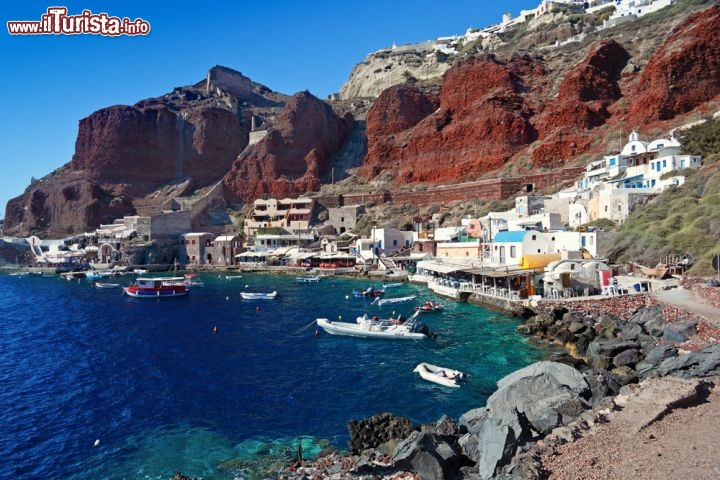 Immagine La baia di Amoudi, sotto al villaggio di Oia a Santorini (Thira) in Grecia, isole Cicladi - © Constantinos Iliopoulos / Shutterstock.com