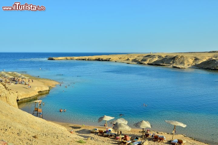 Immagine Una baia di Hurghada. Nella barriera corallina antistante gli appasionati possono fare snorkeling nel Mar Rosso egiziano - © Elzbieta Sekowska / Shutterstock.com