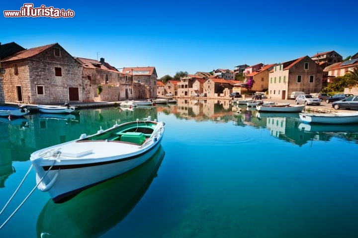 Immagine Vecchia baia ad Hvar (Lesina) una delle isole più belle della Croazia e della costa della Dalmazia - © Evgeniya Moroz / Shutterstock.com