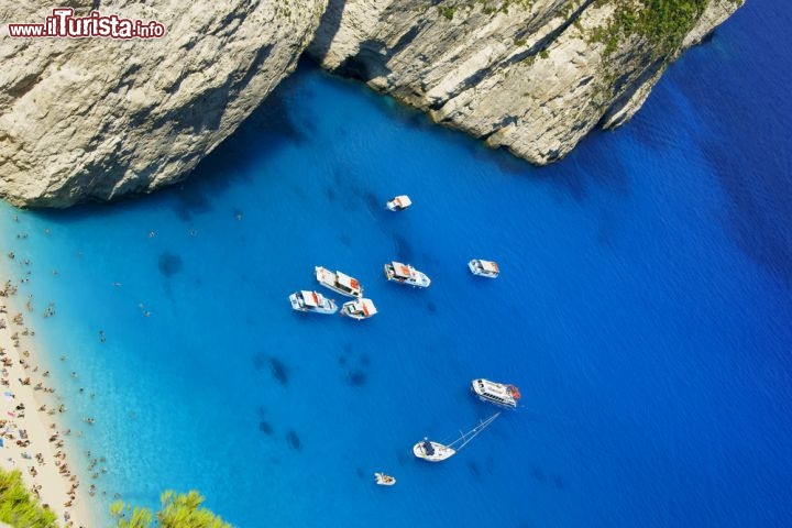 Immagine Una baia a Zacinto (Zante) molto frequentata dai bagnanti in estate. le isole Ioniche in Grecia sono una destinazione turistica molto apprezzata dai viaggiatori italiani - © gkordus / Shutterstock.com