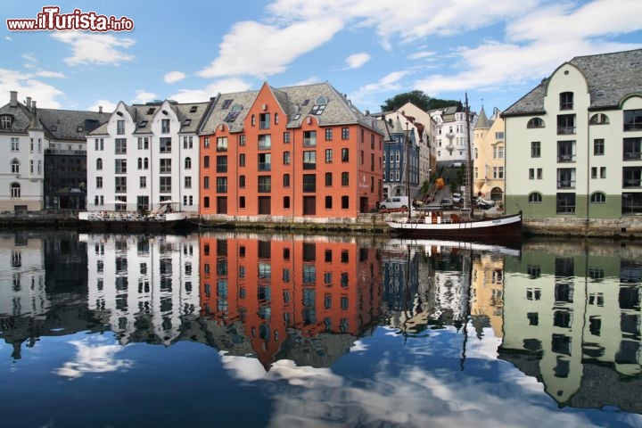 Immagine Alesund, regione del Sunnmøre, lungo la costa occidentale della Norvegia: le case colorate della città si specchiano nella baia in tutto il loro allegro splendore. L'acqua è l'elemento caratteristico di Alesund, che si sviluppa su una serie di isole collegate tra loro nella parte settentrionale della zona dei fiordi - © Horia Bogdan / Shutterstock.com