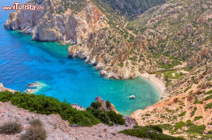 Immagine Nell'isola di Polyaigos, a breve distanza da Kimolos (Cicladi, Grecia), si nascondono calette segrete idilliache, come quella di Faros, nell'immagine. Raggiungibile via mare o attraverso un tortuoso sentiero, la caletta avvolge i suoi ospiti in un abbraccio di roccia, macchia mediterranea e profumo di mare - © Lefteris Papaulakis / Shutterstock.com