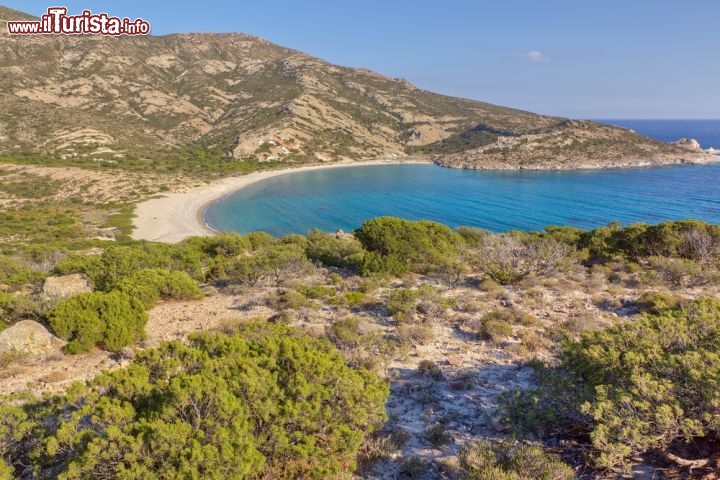 Immagine A est di Kimolos (arcipelago delle Cicladi, Grecia) c'è l'isola disabitata di Polyego, il cui nome greco significa "isola dalle molte capre". Nella foto la baia di Kato Myrsini. L'isola, ricoperta di arbusti profumati, accarezzata da un mare limpidissimo e avvolta in un silenzio paradisiaco, è la meta ideale per una gita in barca con partenza da Kimolos - © Lefteris Papaulakis / Shutterstock.com