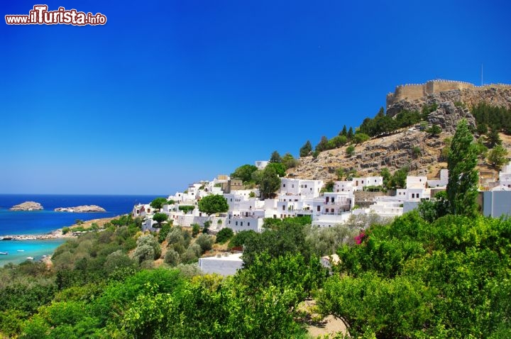 Immagine Baia di Lindos nell'isola di Rodi, Grecia - Circondata da una stupenda baia a nord e da una spiaggetta a sud, Lindos è una delle tre città che durante l'epoca araica e classica dominarono l'isola greca © Birute Vijeikien / Shutterstock.com