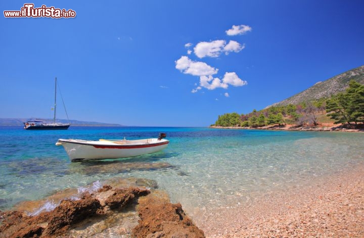 Immagine Barche a Brac sul mare della Croazia: a Brazza si trovano le spiagge più belle di tutta la Dalmazia - © Ljupco Smokovski / Shutterstock.com