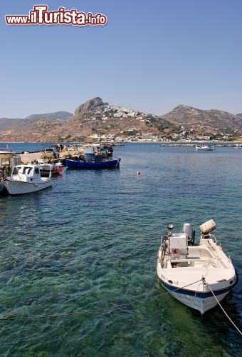 Immagine Barche nel mare di Sliros (Skyros) Egeo Sporadi Grecia - © Dimitrios Rizopoulos / Shutterstock.com