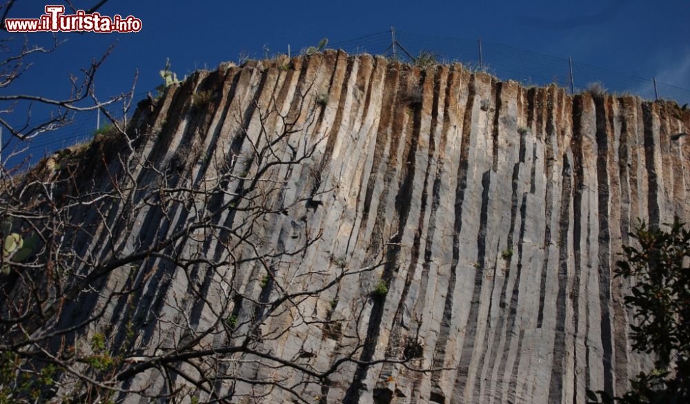 Immagine I Basalti colonnari di Guspini in Sardegna: si tratta di rocce laviche che si sono fessurate durante il loro raffreddamento - © Elio Golia / www.provincia.mediocampidano.it/