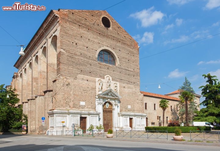 Immagine Il prospetto principale della basilica del Carmine, in piazza Francesco Petrarca, a Padova - © Renata Sedmakova / Shutterstock.com