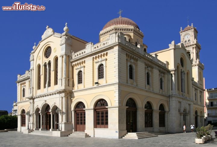 Immagine Basilica di Agios Minas nel centro di Heraklion, Creta - Fra le più grandi chiese ortodosse di tutta la Grecia, questa chiesa è legata ad un fatto particolare avvenuto nel maggio del 1941 durante la seconda guerra mondiale. Una bomba cadde sul tetto della basilica ma non esplose: per la gente del luogo si sarebbe trattato di un'intercessione di San Mina, protettore della città © Agata Dorobek / Shutterstock.com