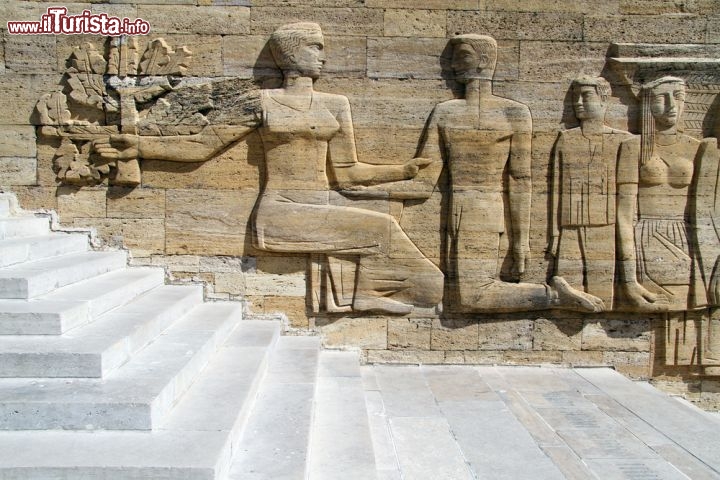 Immagine Bassorilievo al Mausoleo di Ataturk ad Ankara. E' dedicato a Mustafà Kemal, meglio conosciuto con il nome di Ataturk - © Valery Shanin / Shutterstock.com