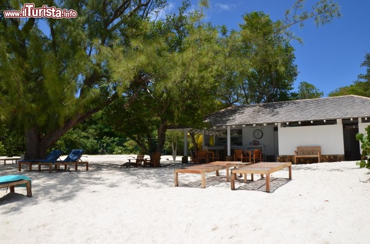 Immagine La beach house di Guana Island si affaccia direttamente su White Bay. La cosa particolare di questa isola è proprio il fatto di non avere persone di servizio ai Bar ma ci si può aiutare da soli e sentirsi un po’ come a casa propria. - © Guendalina Buzzanca / thegtraveller.com