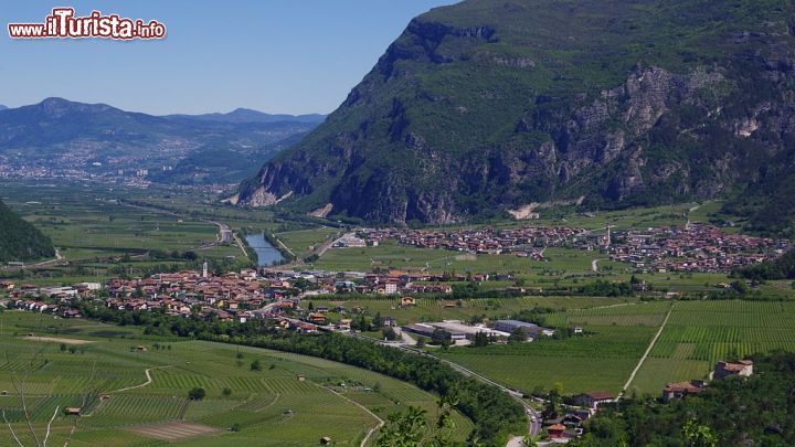 Immagine Besenello lungo le rive del fiume Adige, foto panoramica dalla prospettiva di Castel Beseno - © Mlrko01 - CC BY 3.0 - Wikipedia