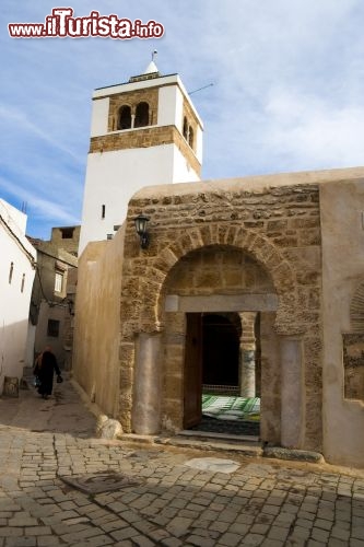 Immagine Biserta l'ingresso di una moschea nel villaggio di pescatori della Tunisia - © posztos / Shutterstock.com