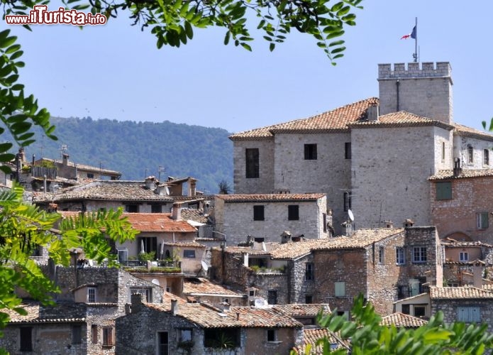 Immagine Borgo di Tourrettes sur Loup, Costa Azzurra - Dai bastioni delle mura alle antiche costruzioni e alle viuzze lastricate: questo affascinante villaggio del sud della Francia ha mantenuto intatto il suo fascino medievale. Sarà per i profumi delle violette, che qui fioriscono spontaneamente, o per via degli speroni di roccia su cui è abbarbicato il paese, fatto sta che Tourrettes è diventato negli anni uno dei borghi più visitati da turisti provenienti da tutto il mondo © Christian Musatk / Shutterstock.com