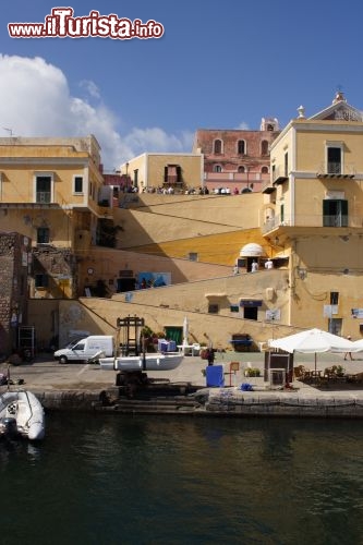 Immagine L'antico borgo di Ventotene (Lazio), la più piccola delle Isole Pontine ad essere abitata, popolato da circa 800 abitanti e ancora intriso di tradizioni del passato. Le case si arrampicano lungo i viottoli confondendosi con la roccia - © Roberto Aquilano / Shutterstock.com