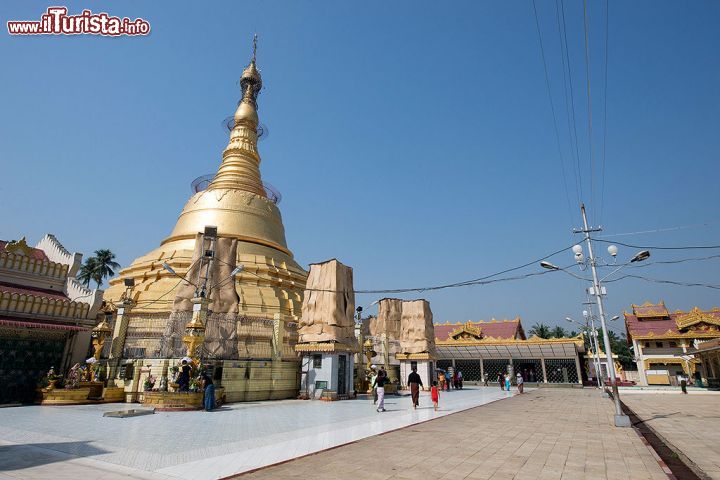 Immagine La Botataung Paya di Yangon, Birmania. In questa pagoda è conservata una ciocca di capelli del Buddha.