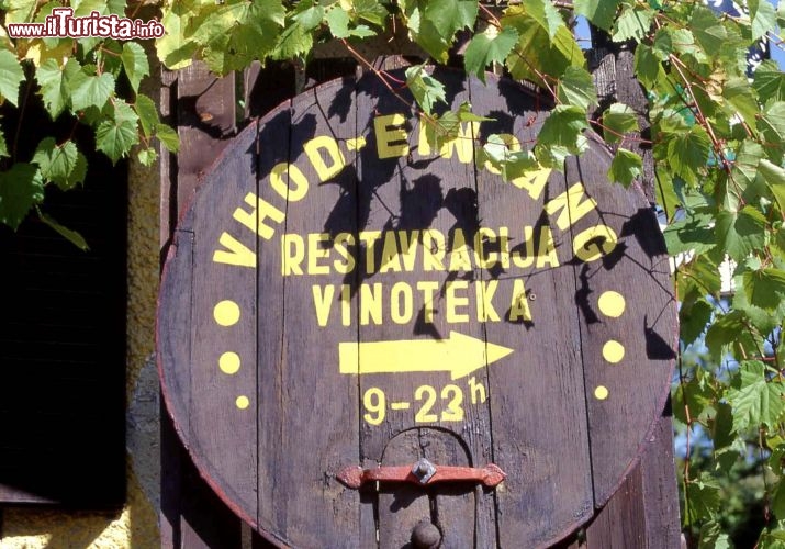 Immagine Botte di Vino alle Terme di Radenci, Slovenia: l'insegna di una vinoteca aperta al pubblico dalle 9 alle 23 - Foto di Giulio Badini