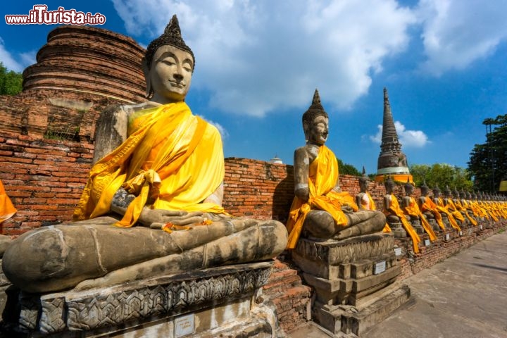 Immagine Budda in un vecchio tempio di Ayutthaya in Thailandia - © Luciano Mortula / Shutterstock.com