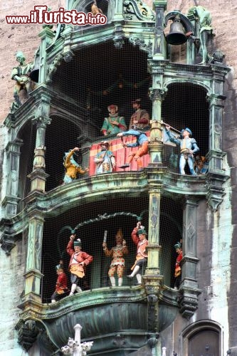 Immagine I Burattini dell' orologio della Rathaus (Rathaus-Glockenspiel) che si trova sulla  Marienplatz in centro a Monaco di Baviera. Fanno parte del Carillon più grande del mondo  - © BTan Wei Ming / Shutterstock.com