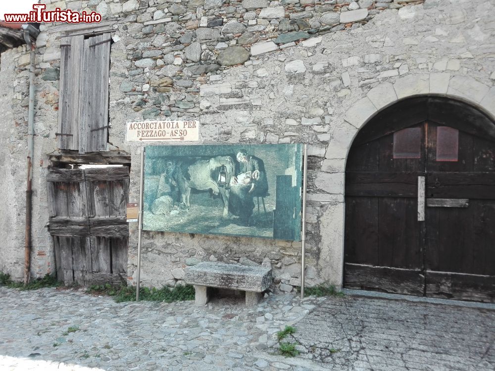 Immagine La piazzetta di Caglio in Lombardia e un opera di Segantini