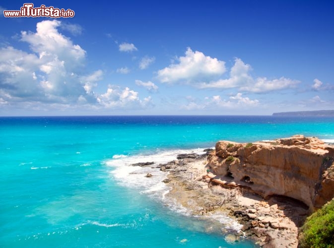 Immagine Cala en Baster è una spiaggia di Formentera, Spagna, a 2 km dal villaggio di Sant Ferran. Circondata da aspre scogliere a forma di "U", è ideale per le immersioni e per ancorare la barca e concedersi un bel bagno - © holbox / Shutterstock.com