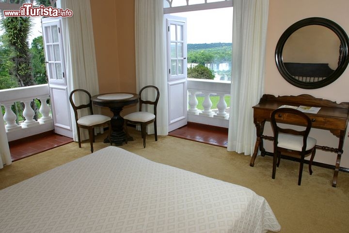 Immagine Camera di un hotel con vista sulle cascate dell Iguassu - © casadaphoto / Shutterstock.com