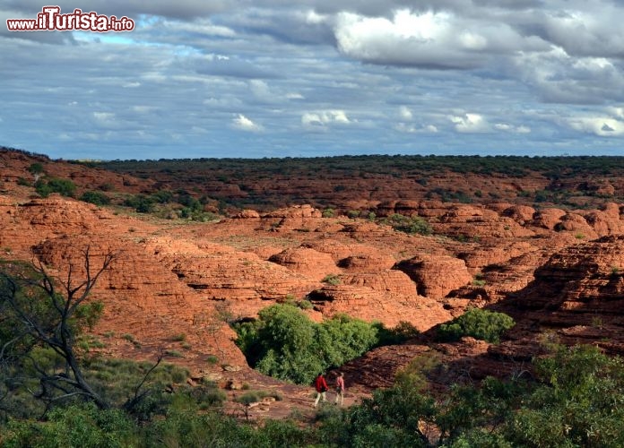 Immagine Camminare nella solitudine dei sentieri di Kings Canyon, Northen Territory - Chi ama il deserto non può che rimanere affascinato dagli spazi sconfinati del Watarrka National Park in Australia, dove si può compiere trekking tra gli spettacolari sentieri del Kings Canyon