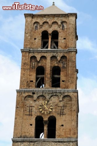 Immagine Con i suoi 22 metri di altezza, la torre in tufo della chiesa parrocchiale è uno dei più suggestivi esempi di architettura romanica di tutta la Provenza.