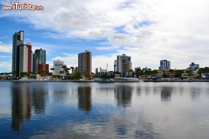 Immagine Campina Grande è la seconda città dello stato di Paraiba, superata per numero di abitanti solamente dalla città di Joao Pessoa. Ci troviamo nel nord-est del Brasile, a nord della importante città di Recife