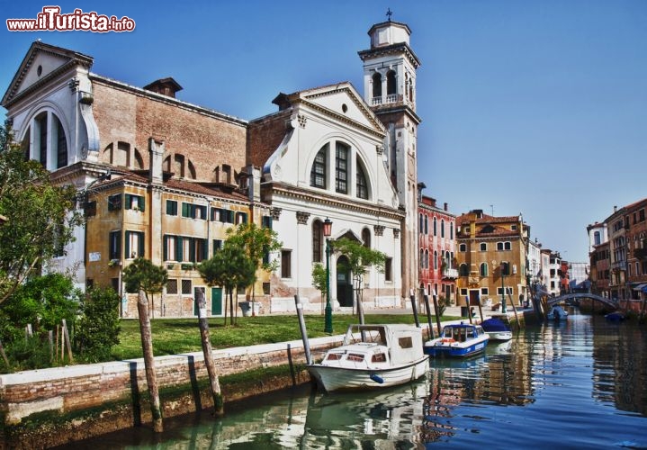 Immagine Canal di San Trovaso a Venezia (Italia). Si trova nel sestiere di Dorsoduro - © Circumnavigation / Shutterstock.com