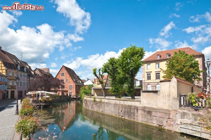 Immagine Un canale del quartiere chiamato  "piccola Venezia" una delle perle turistiche dell'Alsazia: siamo a Colmar in Francia  - © slava17 / Shutterstock.com