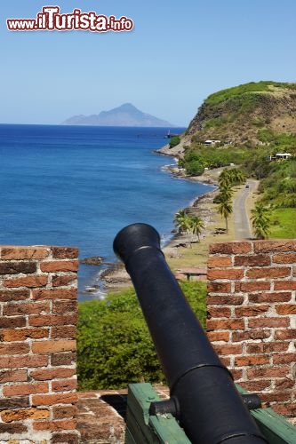 Immagine Particolare del Cannone dell Forte Oranje di Sint Eustatius (Caraibi Olandesi) - I cannoni, disposti verso il mare come per ricordare che qualsiasi nemico in qualsiasi momento potrebbe essere rimandato indietro, rappresentano senza dubbio un ricordo storico significativo per la collettività. Lasciato in balia di una riflessione piuttosto importante, questo particolare regala un momento di cultura e al tempo stesso meraviglia, visti i laterizi intorno in color terra rossa bruciata che ne determinano una metafora ancor più viva - © R.A.R. de Bruijn Holding BV / Shutterstock.com