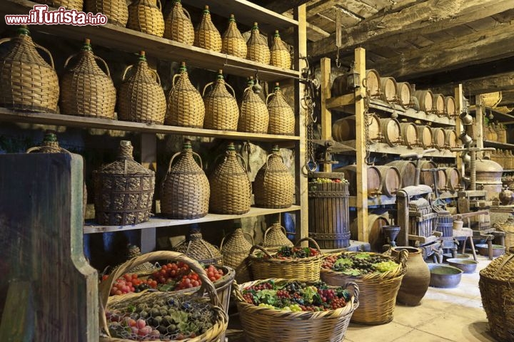 Immagine Una tipica cantina dei monasteri greci alle Meteore - Fondati nell'XI secolo quando i primi eremiti scelsero le grotte naturali lungo i dirupi per posizionare i loro insediamenti, nei primi anni del XII secolo iniziò la nascita di una comunità ascetica che nel XIV secolo avrebbe poi inaugurato una struttura monastica ben precisa con monasteri edificati sulle cime di queste rocce per difendersi dagli attacchi dei turchi. Questa bella immagine ritrae una cantina con damigiane e cesti in vimini utilizzati dai monaci per i rifornimenti alimentari © Anastasios71 / Shutterstock.com